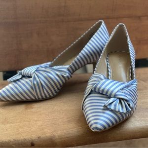 Lovey blue and white pumps in a satin material